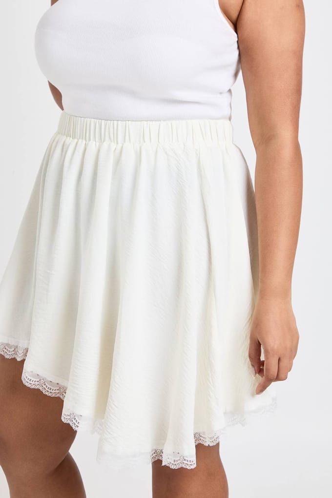 boohoo Dames Plus Getextureerde Rok Met Kanten Rand Asymmetrisch Mini | Ivory | Maat: 26