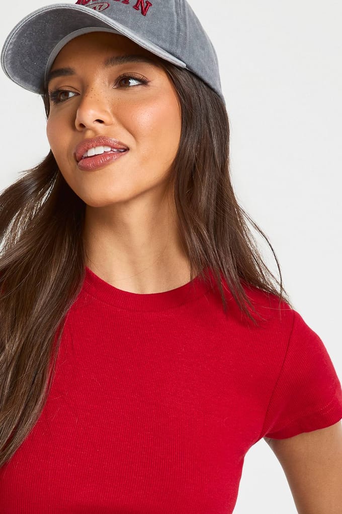 boohoo Dames Geribbelde getailleerde top met korte mouwen | Rood | Maat: 44
