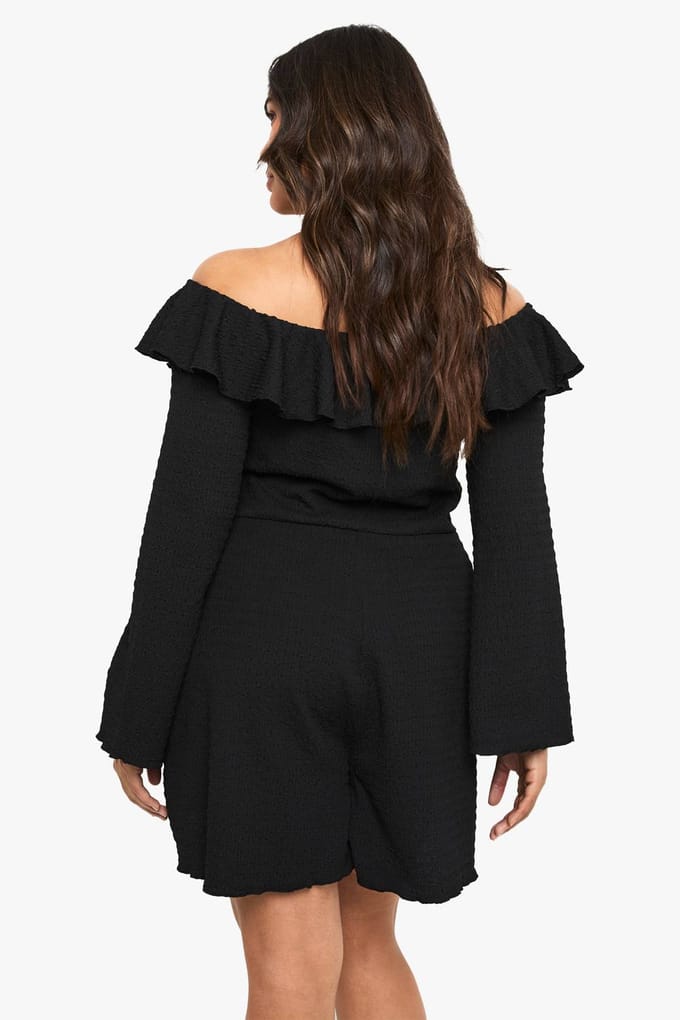 boohoo Dames Plus Getextureerde Ruffle Bardot Playsuit | Black | Maat: 26