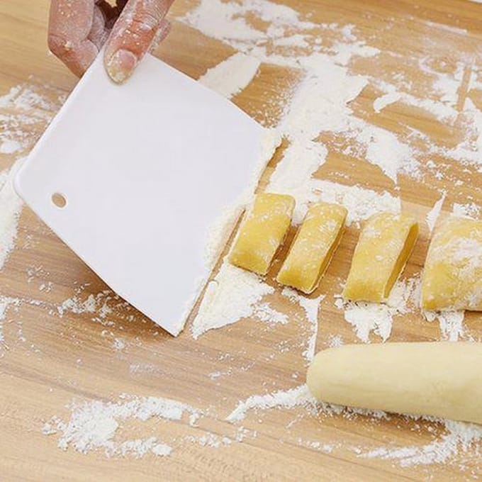 Deegschraper - Kunststof Schraper voor taart / icing / cake / deeg - Deeg snijder - Deegkrabber - Deeg cutter Keuken tool