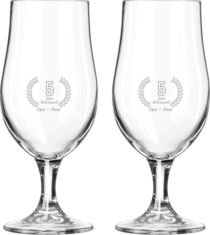 Gegraveerde set bierglazen op voet 49cl Opa + Oma 5 jaar getrouwd