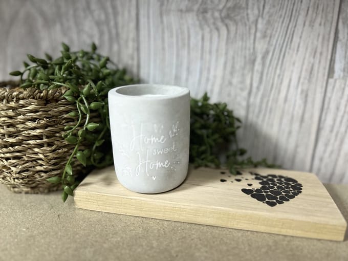 Creaties van Hier – Cement Candle Home sweet Home met houten plankje - 8 cm – Cement – Kaars