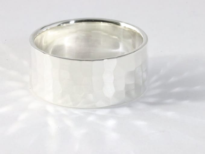 Brede gehamerde zilveren ring - maat 20