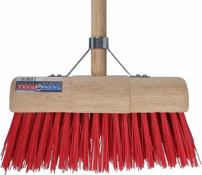 Talen Tools Buitenbezem - FSC hout - nylon - 31 cm - 130 cm tuinbezem