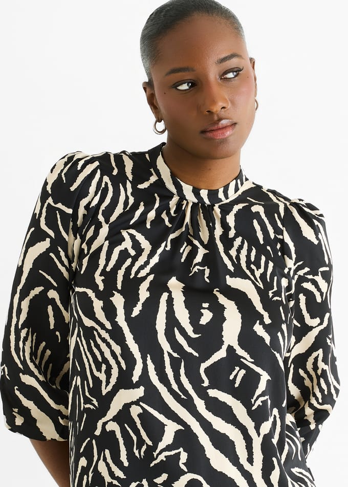Zwarte satijnen blouse met hoge kraag en dierenprint