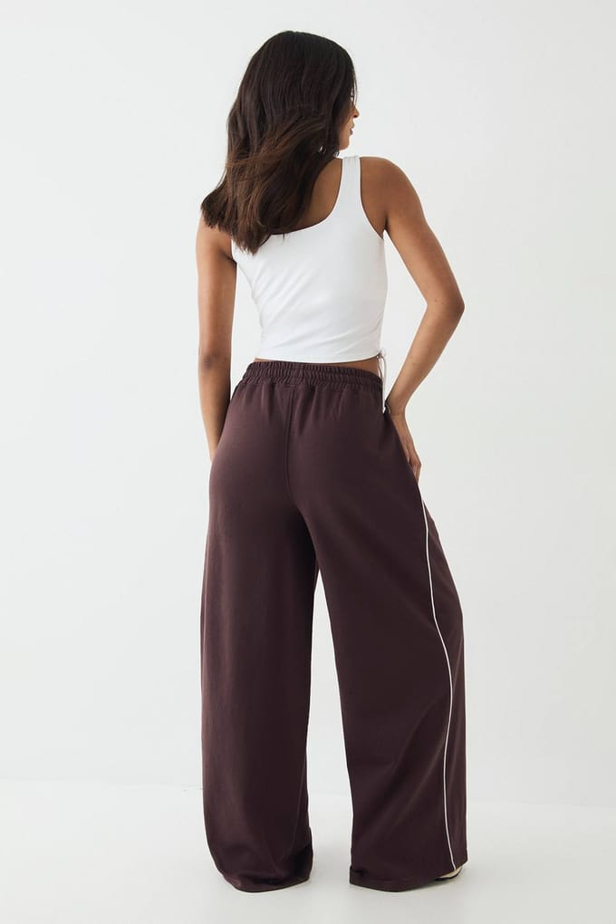 Dames DSGN Studio Joggingbroek met Paspeldetail Middelhoge Taille Wijde Pijpen | Chocoladebruin | Maat: Large