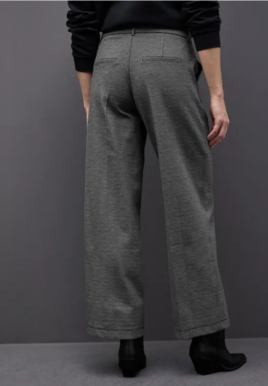 Broek met wijde pijpen in visgraatmotief