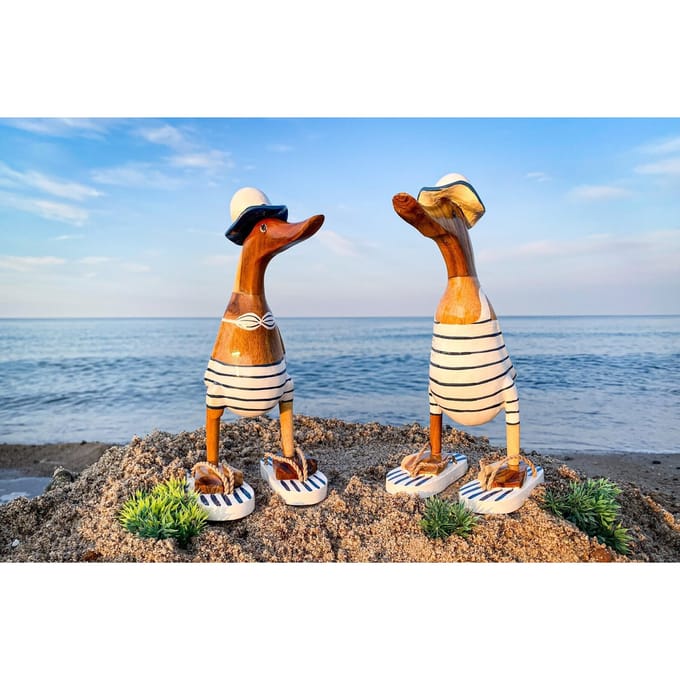 Hardloopeend Onno met hoed en slippers in wit en grijs gestreepte bikini van 25 cm hoog