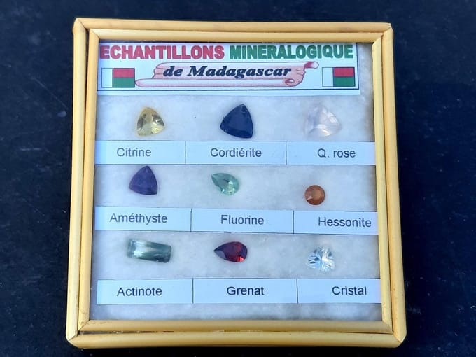 Facet geslepen gemstones in doosje