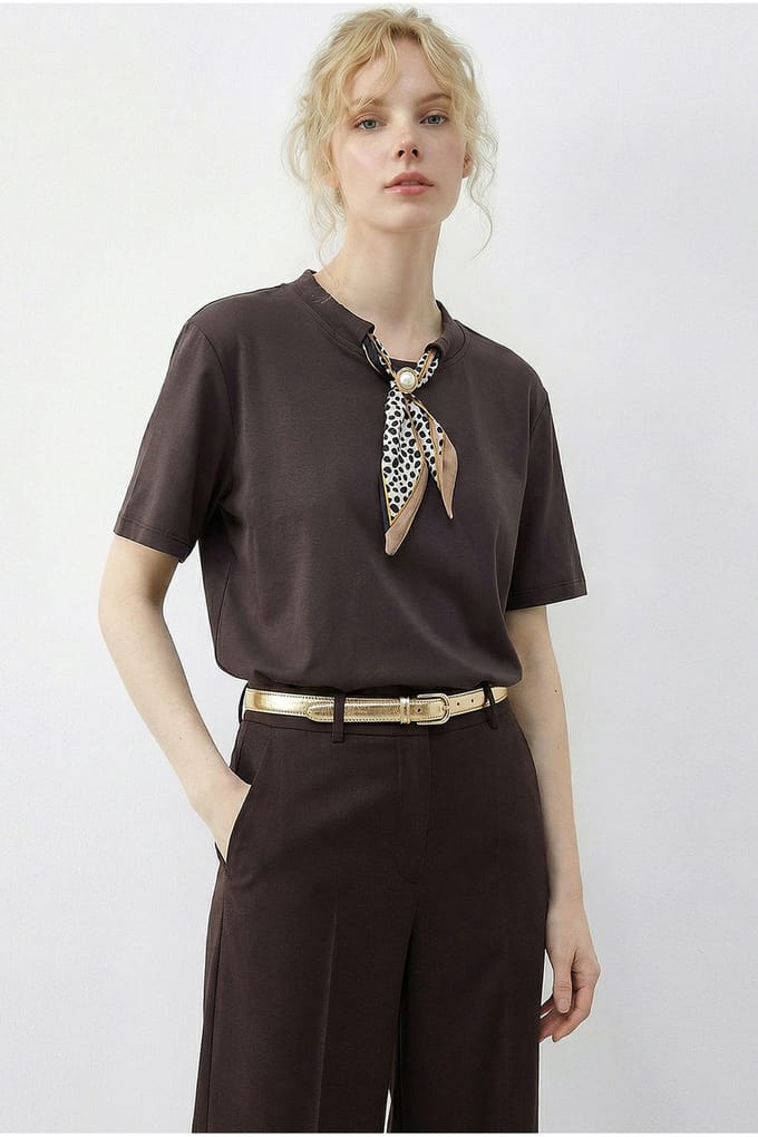 Basis Crew Neck T-Shirt met Accessoire Detail