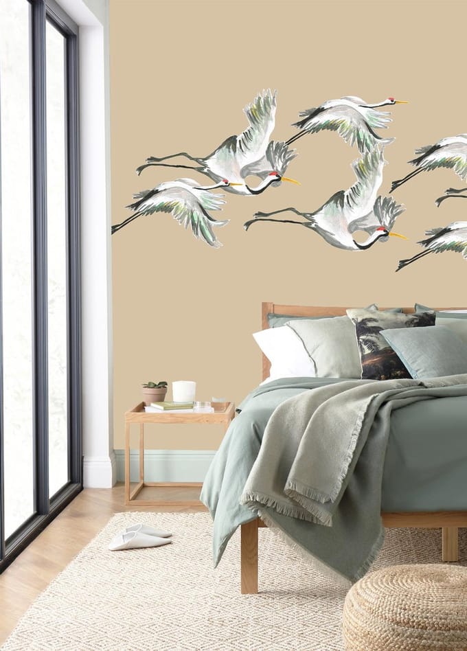 Behang vliegende kraanvogels beige