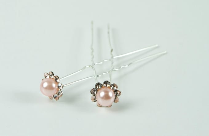 Haarpinnen parel licht roze met strass.
