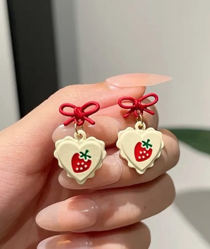 Hartje met strikje en aardbei oorbel | rood / wit