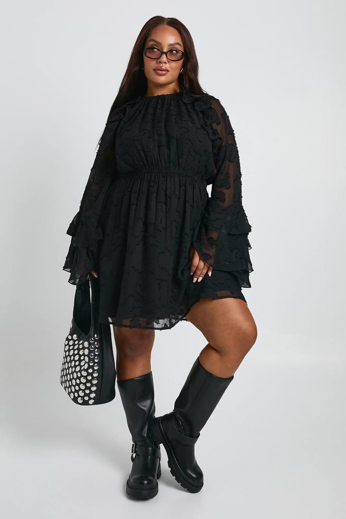 boohoo Dames Plus burnout bloemen ruffle smockjurk | Zwart | Maat: 44