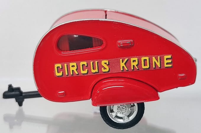 Cararama-Hongwell Caravan - Modelauto - Schaal 1:43 - Rood