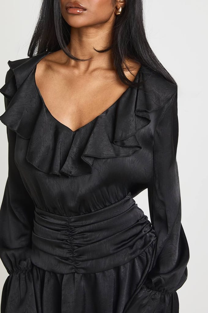 boohoo Dames Getextureerde Satijnen Mini Jurk met Ruffle Details | Zwart | Maat: 42