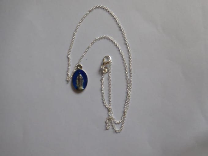 Ketting met hangers zilveren balletjes.