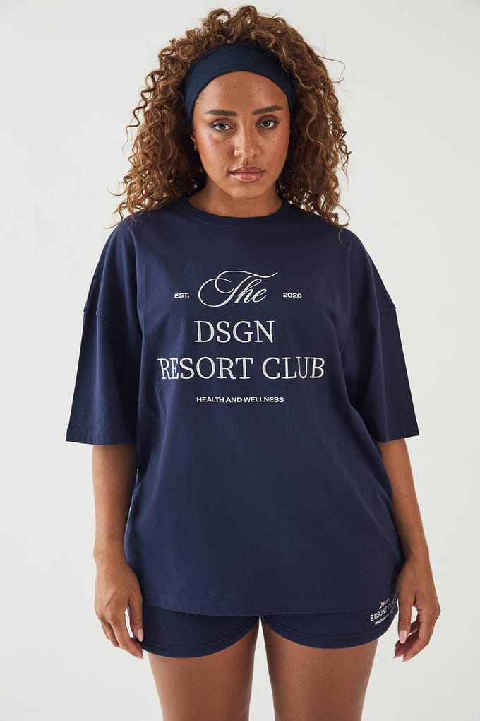 Dames Dsgn Studio Resort Club Geborduurde Oversized T-shirt | Navy | Maat: Medium