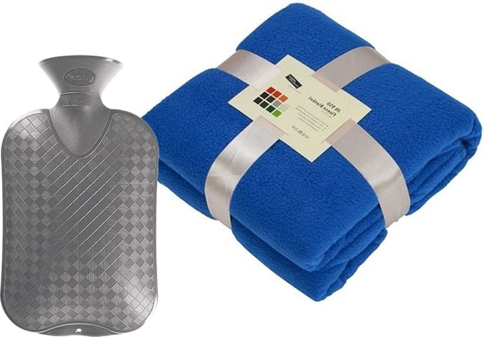 Fleece deken/plaid - blauw - 130 x 170 cm - kruik - 2 liter