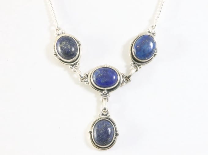 Bewerkte zilveren ketting met lapis lazuli