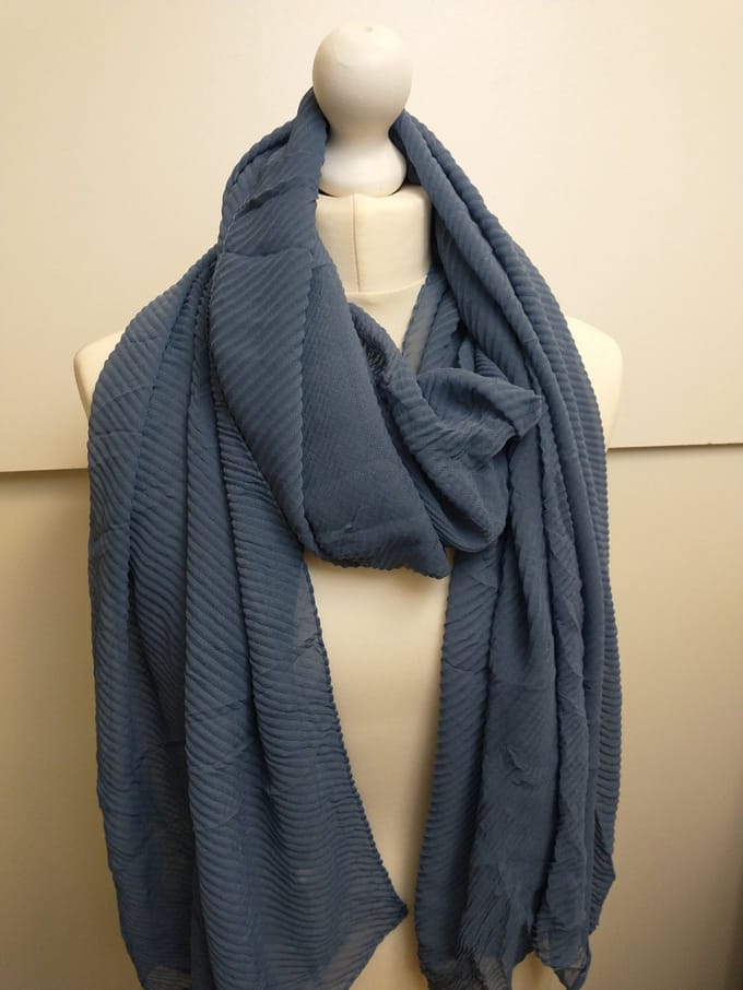 Geplooide dames sjaal Yacintha met mousseline effect jeansblauw