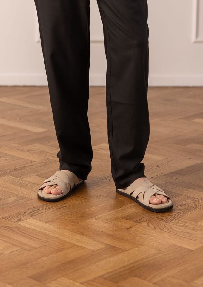 Manfield - Heren - Beige suède gevlochten slippers - Maat 44