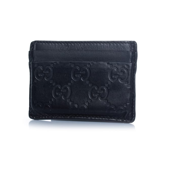 Gucci kaarthouder van zwart leer met monogramreliëf.