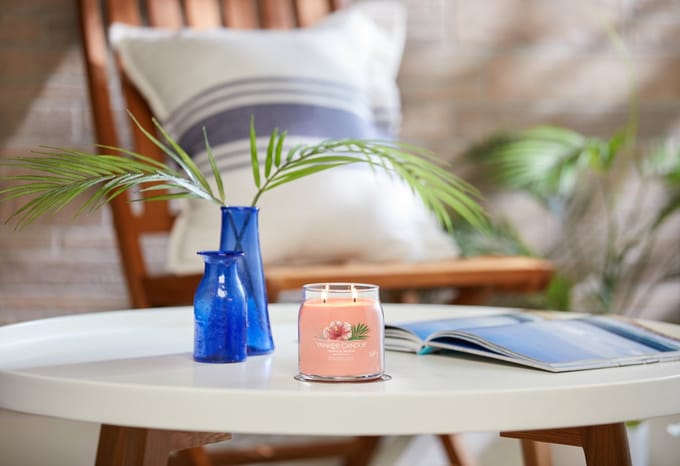 Yankee Candle - Tropical Breeze Medium Geurkaars - 50 branduren - 2 lonten