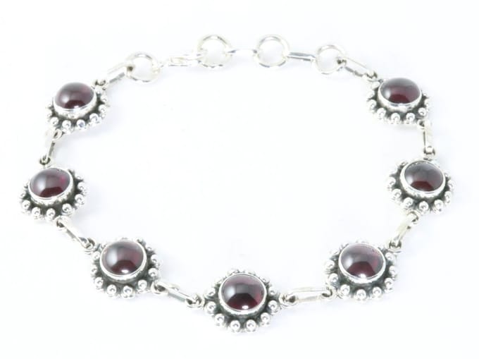 Bewerkte zilveren armband met granaat