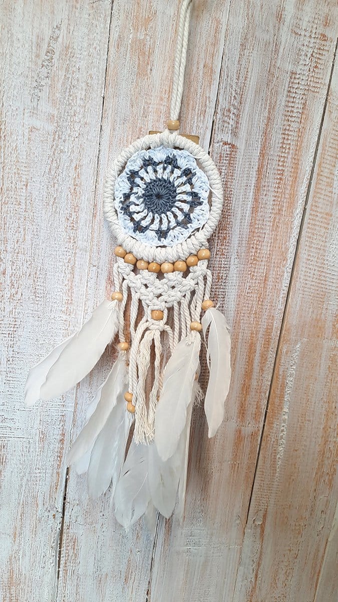 Dromenvanger grijs gekleurd macrame met naturel kralen ±10cm