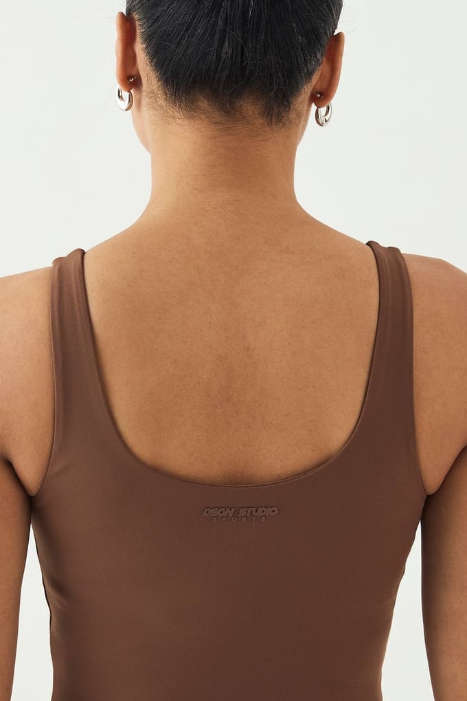 Dames Dsgn Studio Ultra Sculpt Diepe Halslijn Longline Sport-bh | Mokka | Maat: Medium