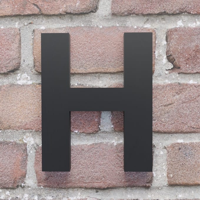 Huisnummer Arial H zwart - Maat: Extra groot (25 cm) - zelfklevend - Huisnummerbord