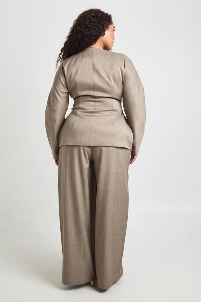 boohoo Dames Plus Getailleerde Wijde Pijpenbroek | Taupe | Maat: 46