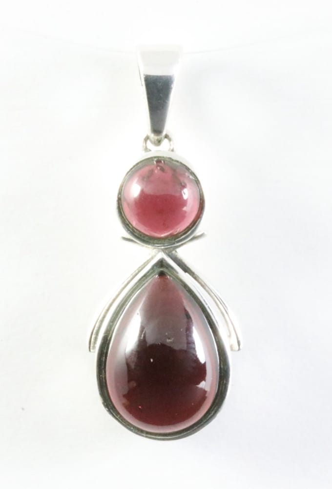 Zilveren hanger met granaat