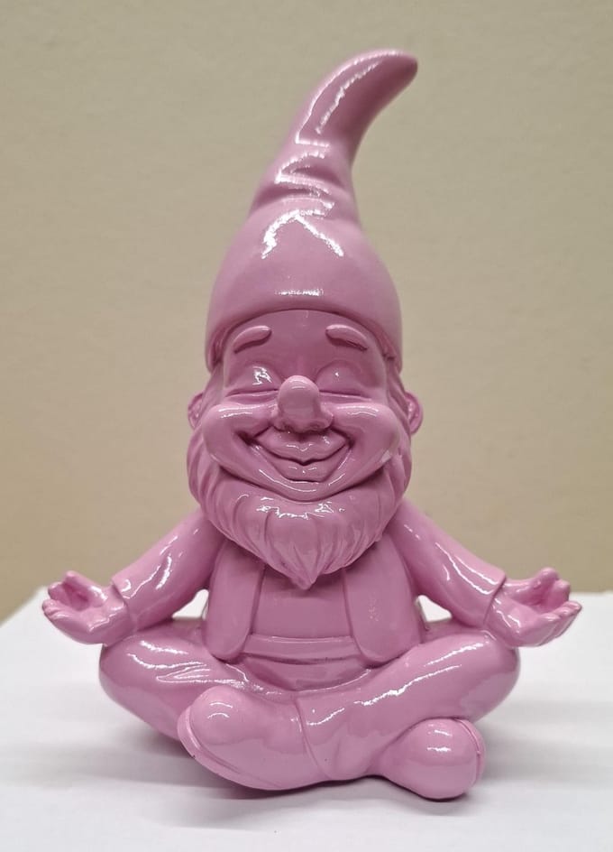 Zen Kabouter Roze Mediterend – 26cm hoog – kabouter - Modern Design – Polyresin – Roze - Decoratie - Woonaccessoires - Beeld