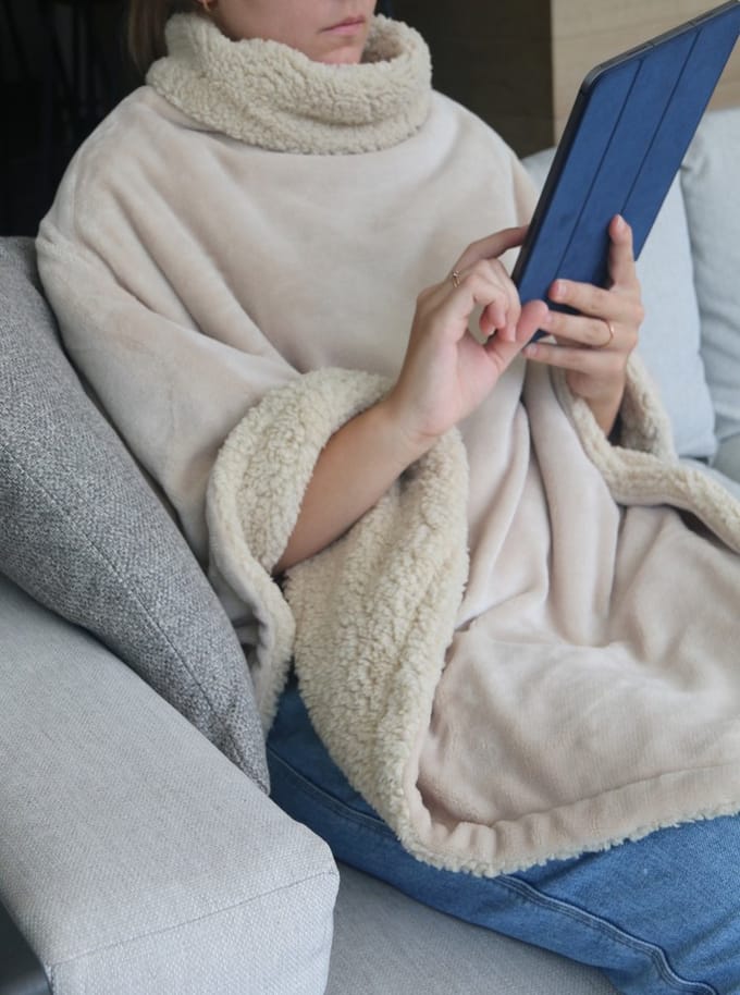 Poncho Kopenhagen 80 x 80 cm | 100% microfibre grand luxe & imitatieschaap | Creme | double face
