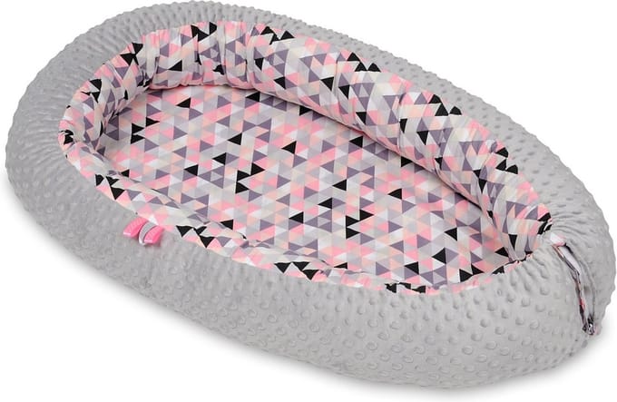 Babynestje - grijs roze - minky dot en driehoekjes - met uitneembaar matras