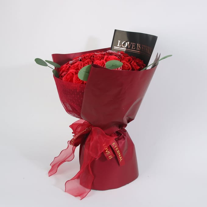 La Roselle Amsterdam Luxe Rozenboeket – Rode Kunstrozen met Eucalyptus geur