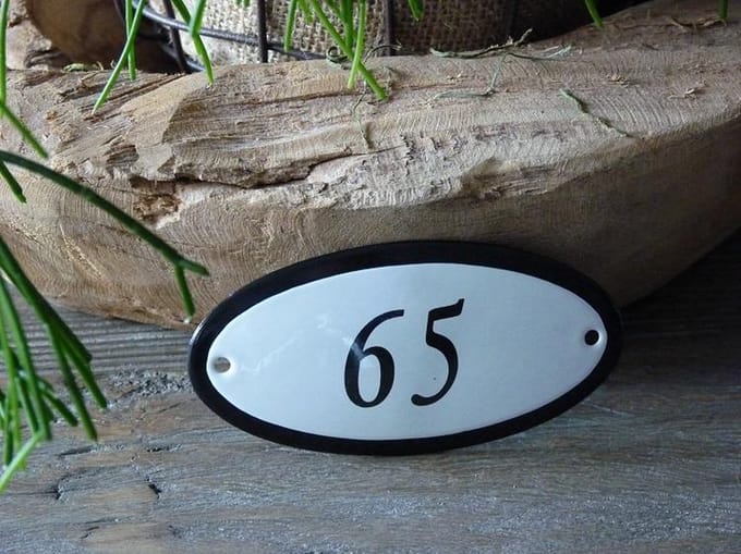 Emaille huisnummer 10x5 wit nr. 65