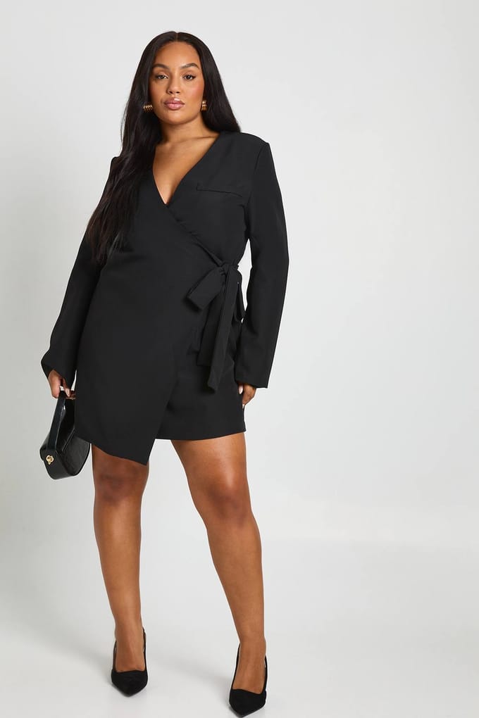 boohoo Dames Plus-size getailleerde wikkeljurk met zijstrik | Zwart | Maat: 46