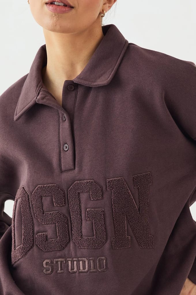 Dames DSGN Studio Badstof Applique Rugby Sweatshirt met Kraag | Chocoladebruin | Maat: Medium