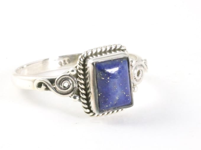 Fijne bewerkte zilveren ring met lapis lazuli - maat 17