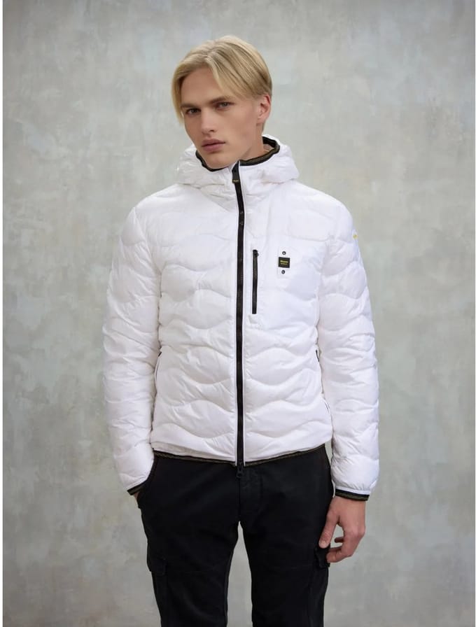 Blauer Golf wit golvend jack