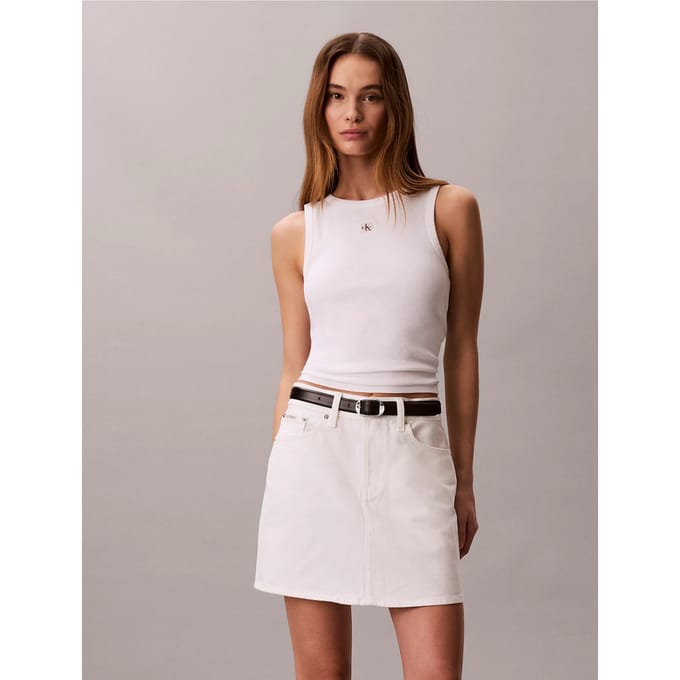minirokje in witte jeans