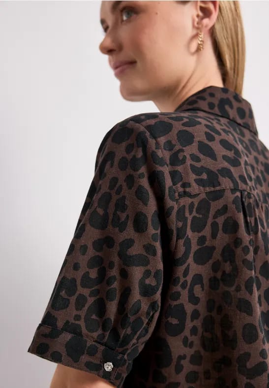Overhemdblouse met korte mouwen en leopatroon