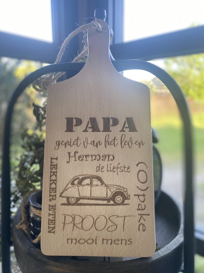 Creaties van Hier - serveerplankje - papa - gepersonaliseerd cadeau - 35 cm - hout