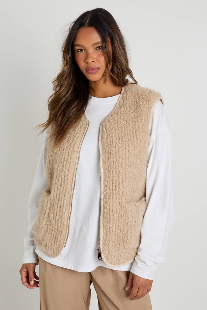 boohoo Dames Getextureerde namaakbont gilet | Beige | Maat: 8
