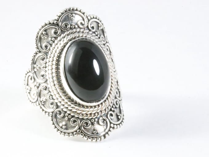 Bewerkte zilveren ring met onyx - maat 19