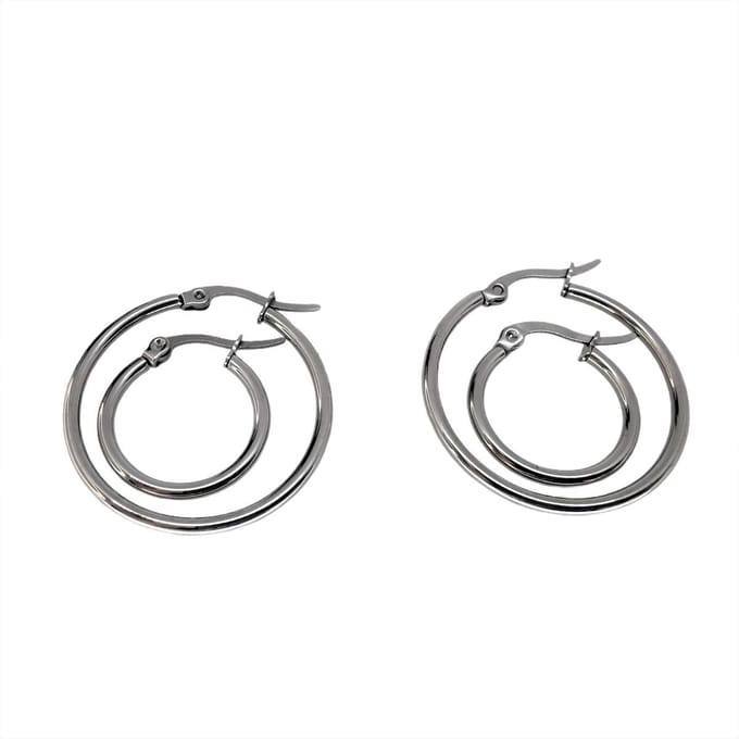 2 paar edelstaal oorring met 2 afmeting van Ø 20 en Ø 30mm.