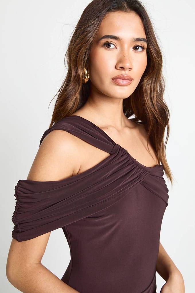 boohoo Dames Twist Bardot geraffelde maxi-jurk | Chocolate | Maat: 8